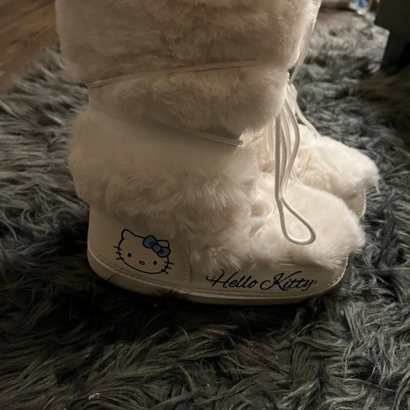 Hello Kitty faux fur moon boots. New - Picture 2 of 8
